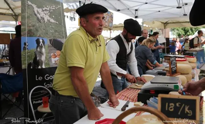 Stand vente des fromages avec Patrick